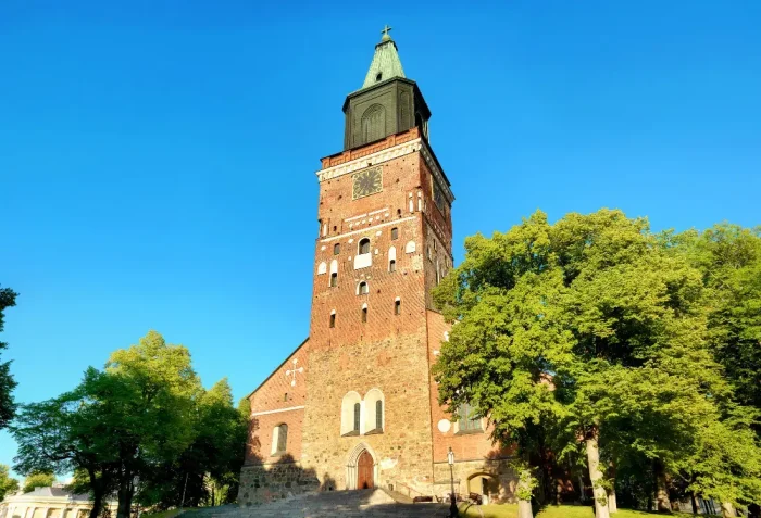 Kirkkopuiston Terassi on Turku Sea Jazzin loistokas avajaisillan miljöö, johon on vapaa pääsy kaikille. Turun Aurajoen ympäristö, historiallinen kuvassa näkyvä Turun Tuomiokirkko, lempeä meri-ilma sekä Kirkkopuiston Terassin ruokapaikat luovat jazzille Turussa loistavan kehyksen, jonka jokainen artisti täyttää omalla tulkinnallaan.